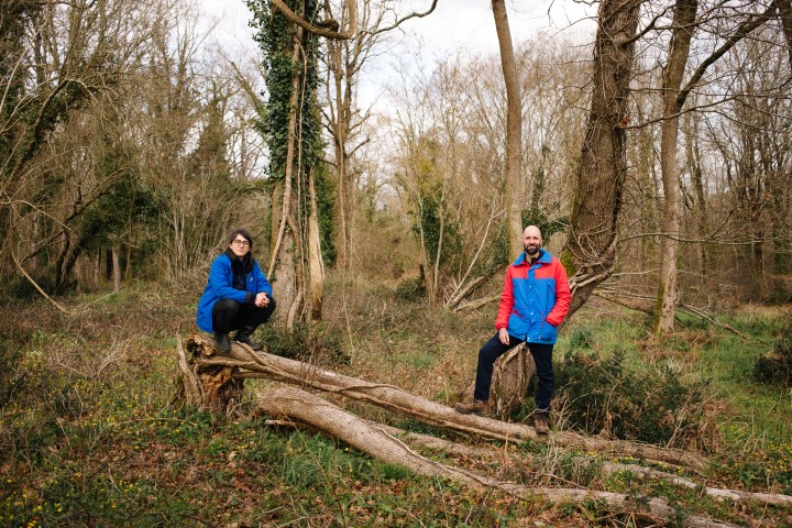 Un homme et une femme se baladant dans les bois