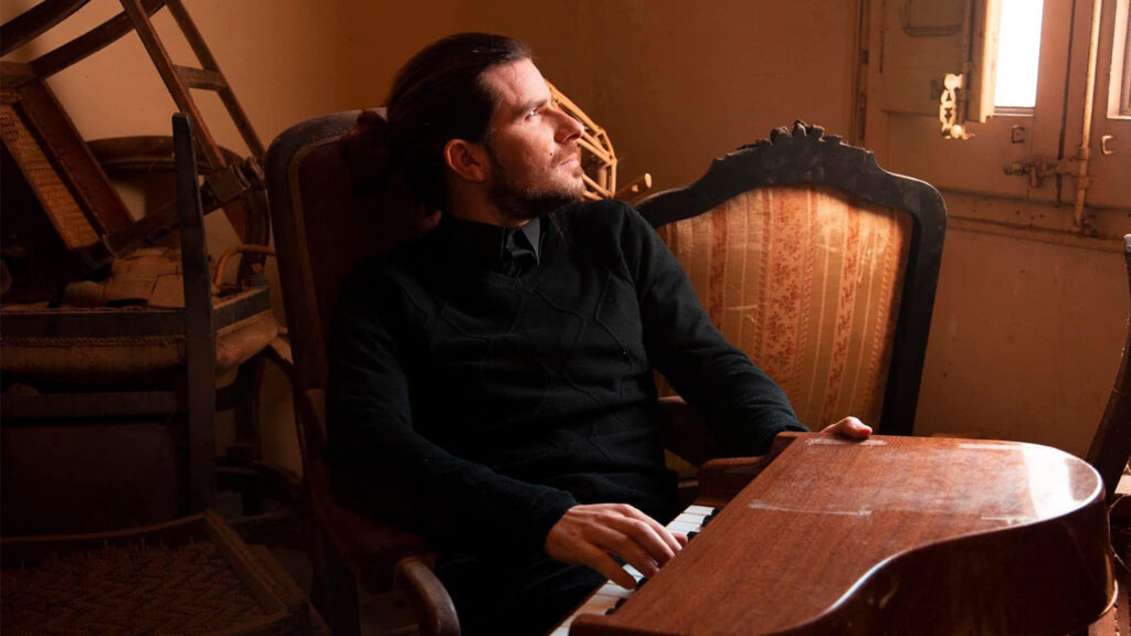 musiciens avec un petit piano