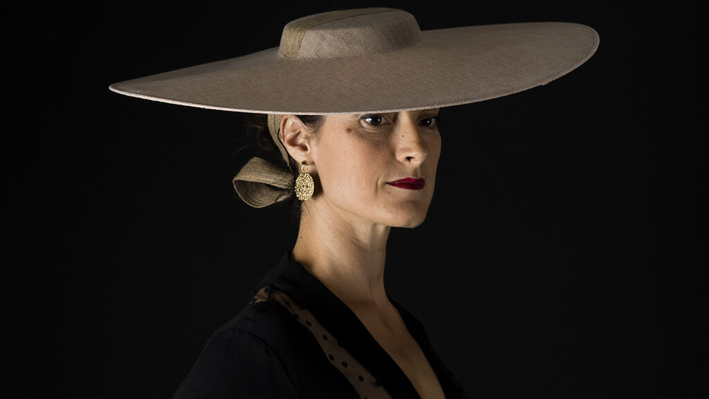 femme avec chapeau